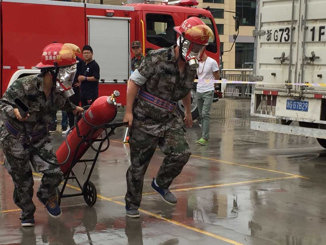 滅火器接力滅火和水槍打靶.jpg